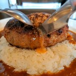 欧風カレーKEN - ナイフを入れると肉汁が吹き出ます