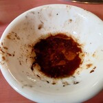 Ganso Horumon Wakitaya - 食べ終わった味噌ダレの皿には
      タップリと脂が溜まっていた
      これだけの旨味が肉から出てるんだなとは思った
      最後の方は味噌ダレと脂がクドいと感じる事に
      満腹なのに無理して食べてるからそう思ったのだろうな