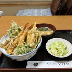 Tempura Kappou Ikeda - 薄衣の上品な天ぷらに優しい味付けのタレ。海老二尾、穴子、ちっちゃいめざし、かぼちゃ、ししとう、ナス、レンコン、エノキ、大葉という構成に、味噌汁、キャベツの浅漬けが付いて¥1000ポッキリ