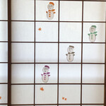 そば処みよし - シーズンごとに変わる障子紙。雪だるまです。