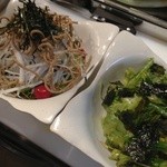 Yougan Yaki Nesshin - ボリューム満点のサラダ。揚げ蕎麦サラダと韓国風ねぎサラダ。