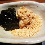 神楽坂 石かわ - 鯛を胡麻味噌で和えたもの、海苔、あられ、胡麻