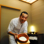 神楽坂 石かわ - 炊きたてのご飯を持った、石川さん♪