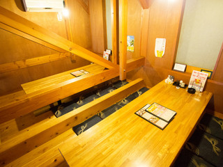 Hanamomem Minamiya - あたたかな木のぬくもりを感じる店内。2階のお座敷席は家族連れでも安心して利用ができます。隠れ家のようにくつろげる落ち着いた雰囲気。まわりを気にせず、ゆっくりと食事を楽しめます。
