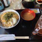 見晴亭 - しらす卵とじ丼（1000円）とビール