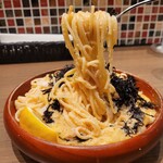 Kabeno Ana - たらことアオリイカ、納豆のスパゲッティの大盛の麺リフト