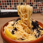 壁の穴 - たらことアオリイカ、納豆のスパゲッティの大盛の麵リフト