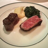 ウルフギャング・ステーキハウス 丸の内店 - 左がヒレ、右がサーロインです。