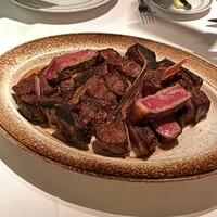 ウルフギャング・ステーキハウス 丸の内店 - 4人前のＴボーンステーキ。迫力あります。