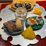 おおたに - 八寸〜宮崎牛イチボと帆立貝柱のフライ　鬼おろしポン酢
      いくら寿司
      牡蠣と下仁田ねぎの味噌焼き
      春菊の白和え
      鮭と牛蒡の東寺巻き