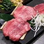 Kanzen Koshitsu Yakiniku Itadaki - 熟成タンの食べ比べ