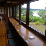Souin Warabino - 大窓に面した掘りごたつ席からは、四季彩りの木々やダムによる渡り鳥も御覧頂けます。