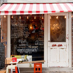 ワイン屋cincin - 明るくポップな、入りやすい雰囲気の店構え