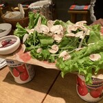 ワインの酒場。ディプント - 生ハムとサラミのてんこ盛り 野菜＋マッシュルームトッピング