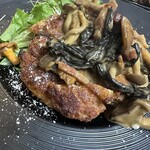 岩手県産【岩中豚】フィレ肉（200g）のパネ　茸のフリカッセ添え