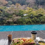 ベーカリー＆テーブル 東府や 足湯カフェ - 足湯カウンター