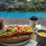 ベーカリー＆テーブル 東府や 足湯カフェ - フライドオニオンドッグセット、本日のスープ　かぼちゃ