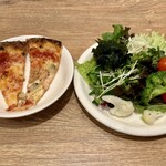 Kapurichozapittsuandobyuffe - バジルのピザとシーフードのピザ