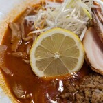 Asahikawa Ramen Kajibee - このレモンのアクセントがとても良い。