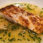 蒼 - ⑩炭火焼き白甘鯛(愛媛県八幡浜産、放血神経〆)と楢茸のアクアパッツァ
      臭いを出さない炭火焼き→白甘鯛の旨みを濃縮還元する出汁煮→パリッと香ばしく炭火焼きの工程で旨みの結晶にするのかしら？