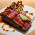 蒼 - ⑫炭火焼き但馬玄(たじまぐろ、兵庫県但馬産、株式会社上田畜産)シャトーブリアンのステーキ、但馬玄のリブロース仕立てのジュのソース掛け、炭火焼き原木舞茸(岡山県産)添え
      言葉は不要な圧倒的美味しさ