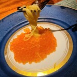 蒼 - ②朝鮮蛤(千葉県銚子産)出汁の冷製フェデリーニ、新イクラ載せ
      澄んだ朝鮮蛤の旨みを纏った冷製フェデリーニ
      ジッと目を瞑り朝鮮蛤の機微を味わう
      染み入る優しい旨みの余韻を堪能 