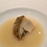 蒼 - ③煮黒鮑(石川県能登産)、自家製バター&黒鮑出汁のスープ
      8時間煮て旨みは深まっていますが、弾力も残してあり絶妙な仕上がりとなっています
      またスープが濃厚でパンに浸して食べたい！