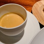 蒼 - ⑥赤座海老(神奈川県長井産)の殻と頭を6時間煮たビスクスープ
      1口飲むと鮮烈で濃厚な甘みと旨み&力強さに震え、2口目に舌でゆっくり転がすとスッと消える後味にすら雑味が全く無いことに再度、震える 