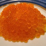 蒼 - ②朝鮮蛤出汁の冷製フェデリーニ、新イクラ(北海道産、函館の小西鮮魚店、小西 一人氏、直前の10分漬け)載せ
      つるつるプチプチな筋子解しの新イクラ、正に宝石箱の様な輝き、優しいTKGを楽しむ