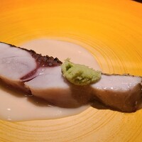 蒼 - ④炭火焼き縞鯵(和歌山県串本産、2kg、放血神経〆)のレモングラス&藁燻し、山葵載せ、お米と中国甘酒のソース添え
                      2kg超は旨みが更に深くなるが磯臭くなり易く難易度が高い、全く感じさせず唯々ウマい