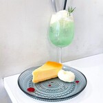 リュモンコーヒースタンド - チーズケーキ&クリームソーダ