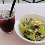 メイプル・カフェ - 料理写真:アイスコーヒーとサラダ