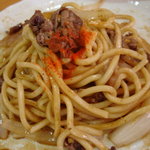 テーブルのソースを3周！混ぜ混ぜで仕上げる。