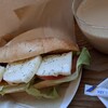 ここまるDELI - モッツァレラチーズのカプレーゼサンド704円,カフェ・オ・レ付き( ´∀｀)