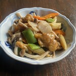 黑胡椒炒鸡肉和时令蔬菜