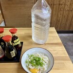 谷川米穀店 - お冷はペットボトル。