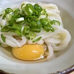 谷川米穀店 - 冷たいうどんの小と生卵で250円。