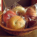 和こう - 当店で作っている天然酵母のパンも販売しております。野菜が練り込んであるパンがとても人気です。