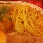 ラーメン魁力屋 - 中細ストレート麺は固めでジャストに美味しい