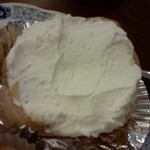 マサムラ - 生シュークリームのふたをとったところ