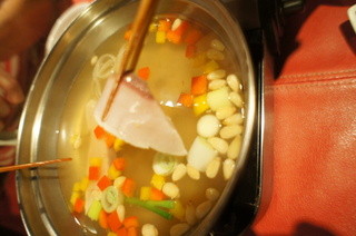 Yamadaya Ryokan - コラーゲンたっぷりの美肌鍋で魚をしゃぶしゃぶ。
