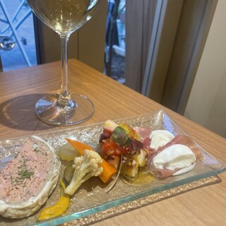 10～22名様の貸切可。お得なコースや飲み放題などもあります