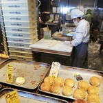 1954 Fukuoka - この人が作ってるのがカレーパンの正体( ￣▽￣)多分ねw