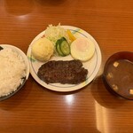 Sutekihausu Fukuwaka - ビーフステーキ　目玉焼き　ポテトサラダ