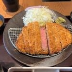 Gyuukatsu Kyou To Katsugyuu - しっとり柔らかい牛肉を使った牛カツ御膳です。
                      
                      