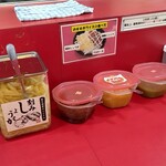 家系ラーメン とらきち家 - 卓上味変調味料１