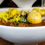 魔皿カレー - マイルドカレー 790円(通常850円)、半熟たまご 100円