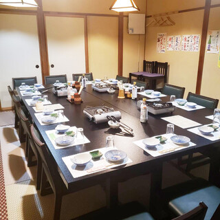 個室のテーブル席