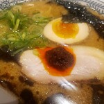 丸源ラーメン - 黒アップ＋どろだれラー油