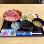 Uokan - ・極まぐろ丼 中とろ入 (地魚天ぷら付) 2,500円/税込
